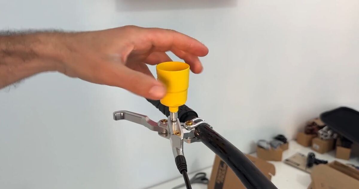 poniendo el vaso para purgar los frenos